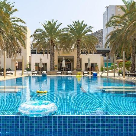 מוסקט Sheraton Oman Hotel מראה חיצוני תמונה The swimming pool at the Jumeirah Beach Hotel
