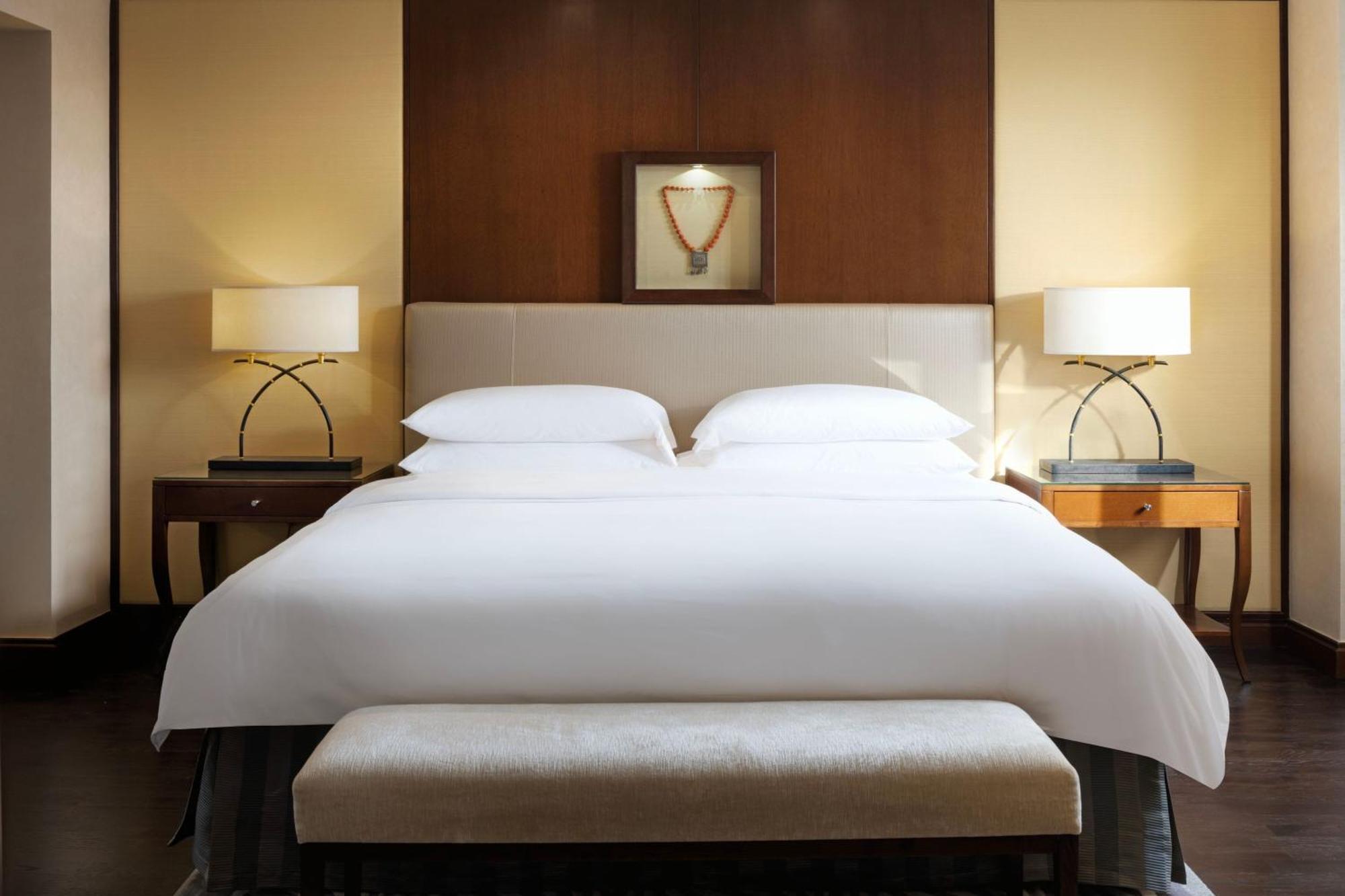 מוסקט Sheraton Oman Hotel מראה חיצוני תמונה A bedroom at the Four Seasons Hotel, New York
