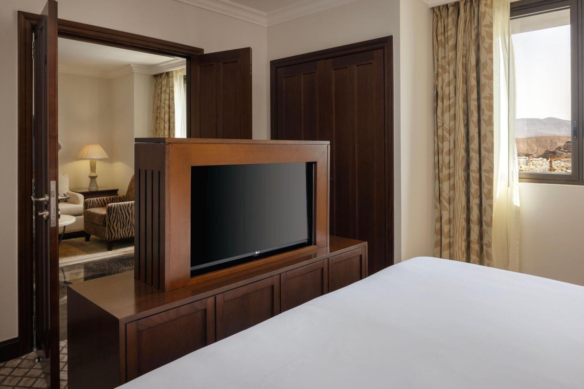 מוסקט Sheraton Oman Hotel מראה חיצוני תמונה A television in a hotel room