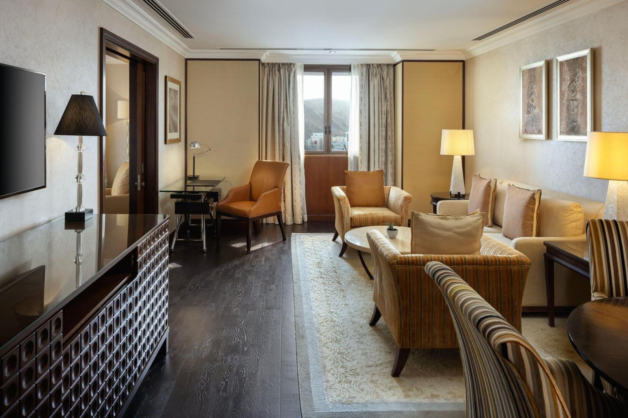מוסקט Sheraton Oman Hotel מראה חיצוני תמונה The living room of a suite at the Mandarin Oriental, London
