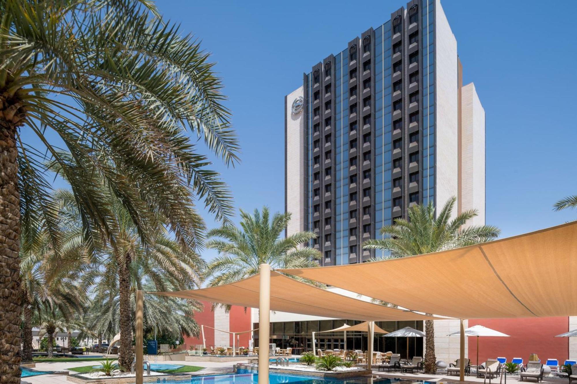 מוסקט Sheraton Oman Hotel מראה חיצוני תמונה The hotel's pool