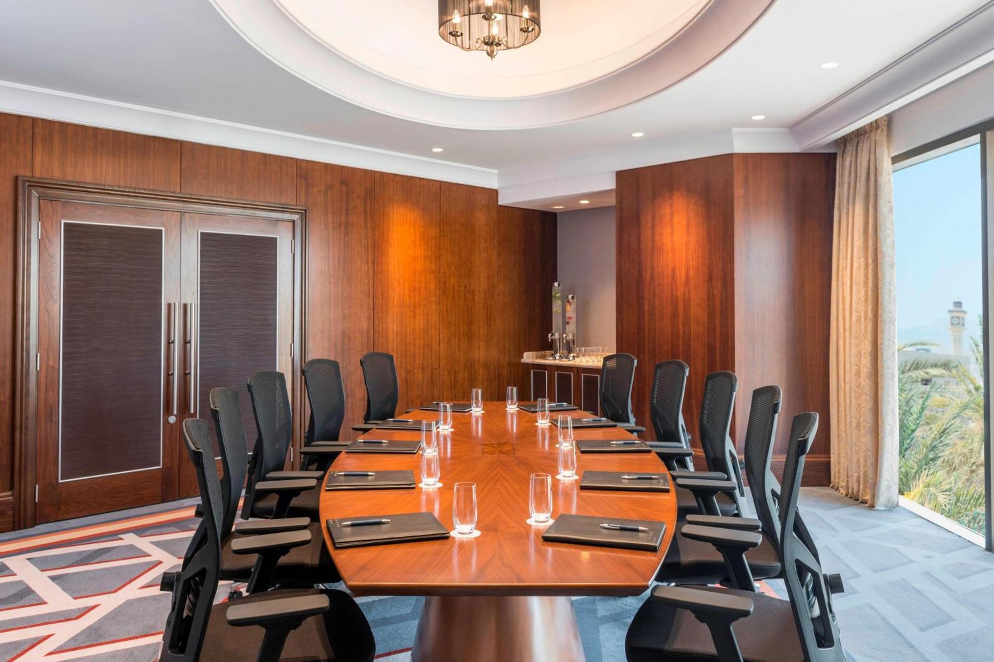 מוסקט Sheraton Oman Hotel מראה חיצוני תמונה Boardroom