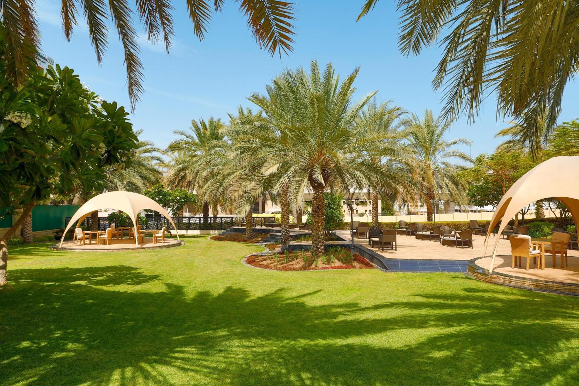 מוסקט Sheraton Oman Hotel מראה חיצוני תמונה The resort's gardens