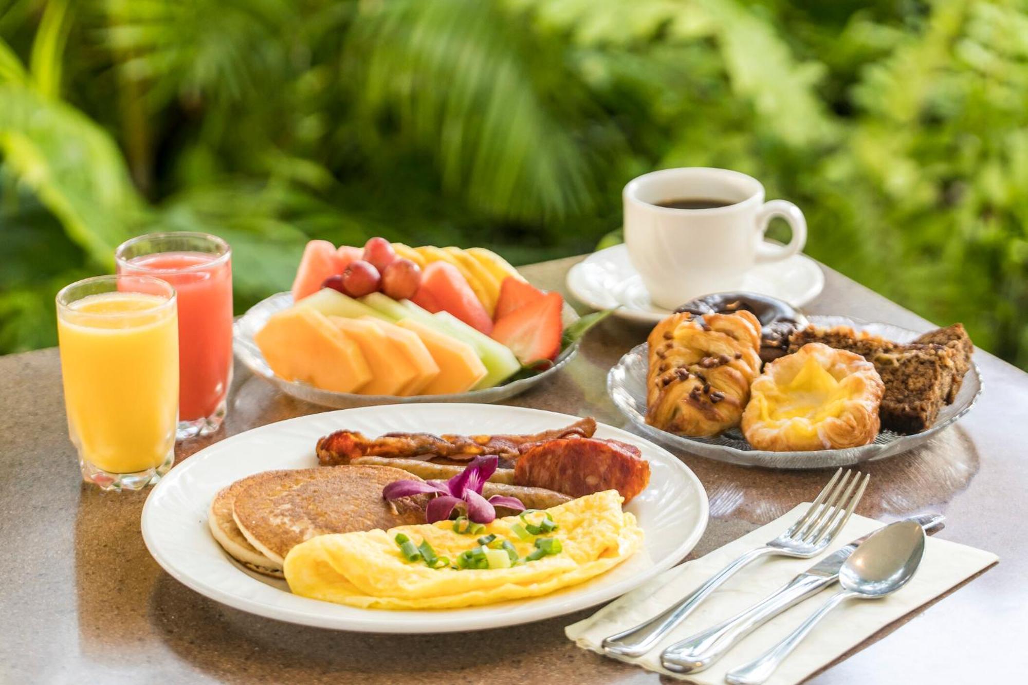 מוסקט Sheraton Oman Hotel מראה חיצוני תמונה A typical American breakfast
